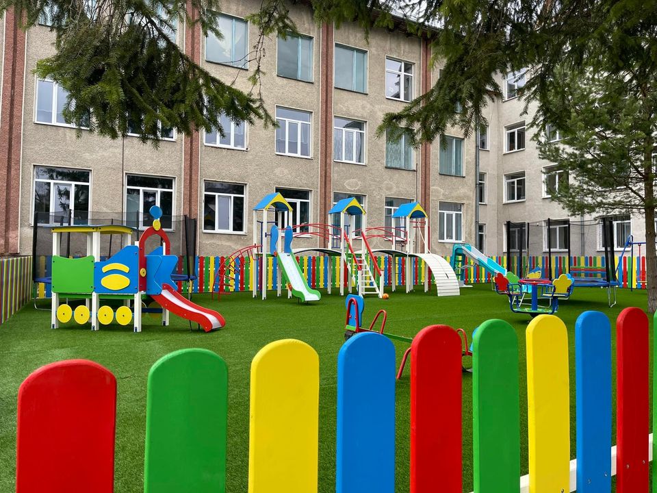 У санаторії «Смерічка» відкрили дитячий майданчик