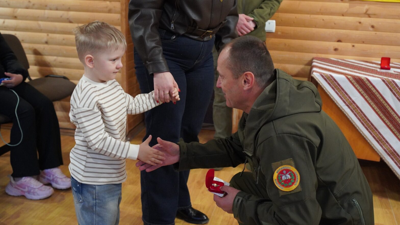 У Ворохті дітям загиблих захисників вручили пам’ятні кулони «Батьківське серце»