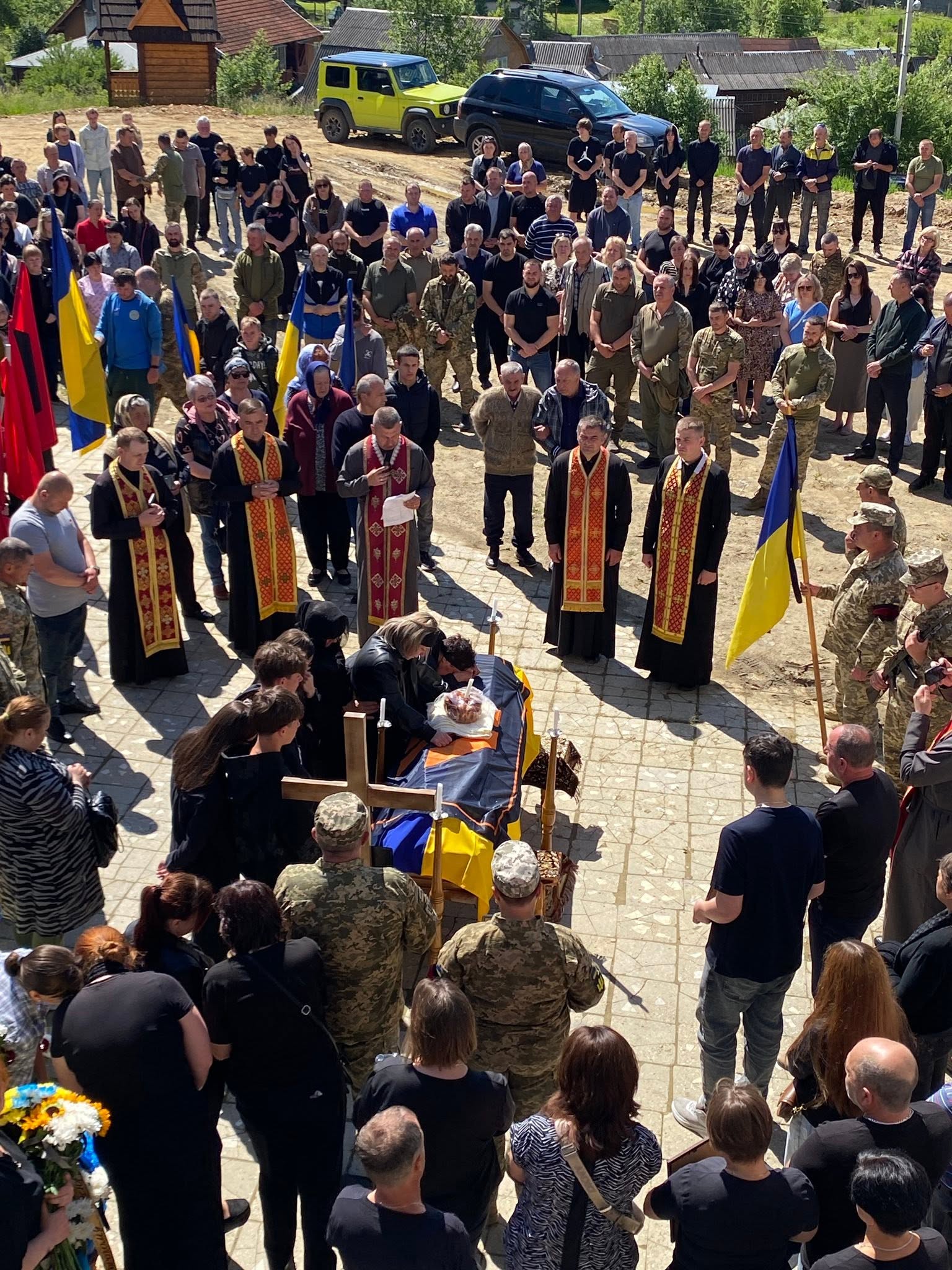 Ворохтянська громада провела в останню земну дорогу Героя України Нестора Лепейка