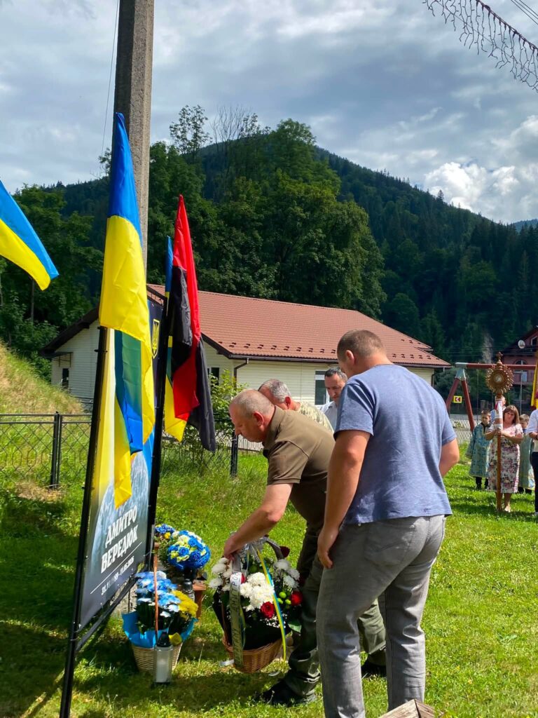 У Татарові освятили меморіальний банер на честь полеглого оборонця Дмитра Вередюка