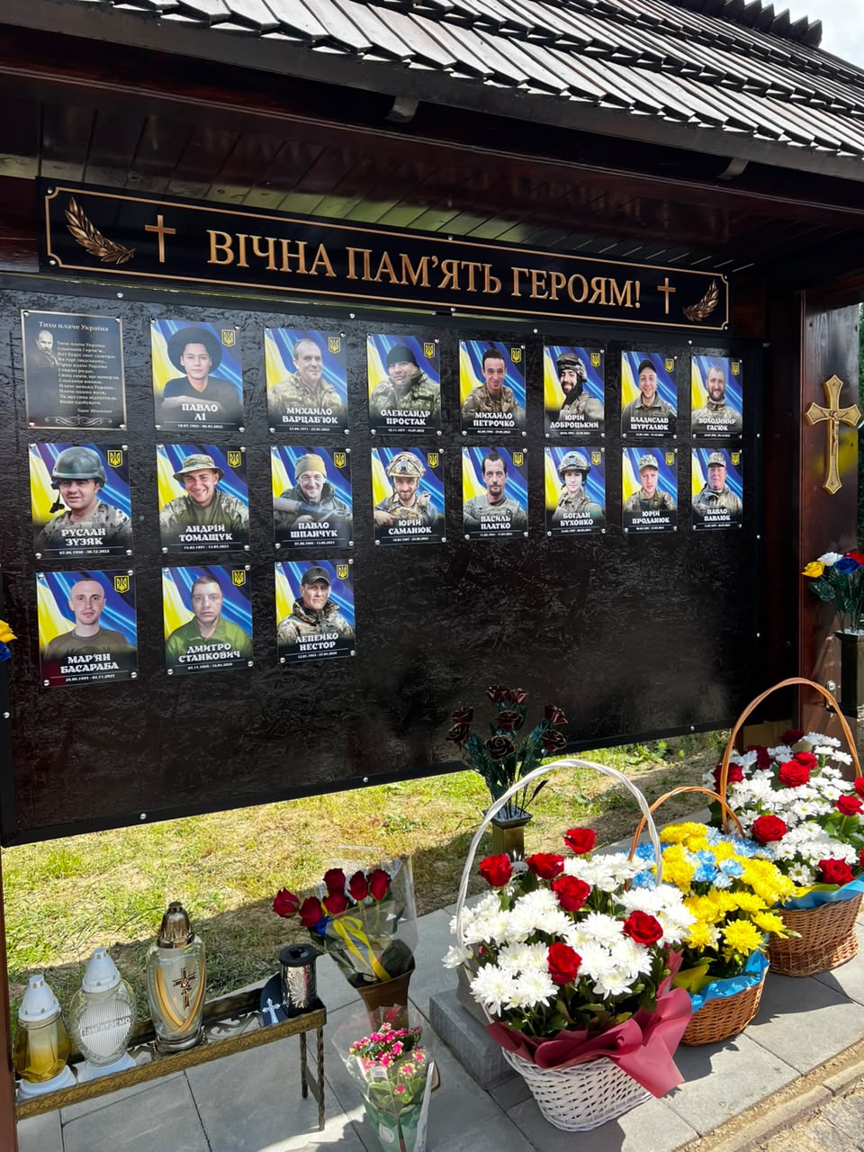 У Ворохті освятили пам’ятний стенд на честь полеглих оборонців громади